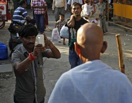 Un indian s-a transformat într-un Mahatma Gandhi al zilelor noastre 182754