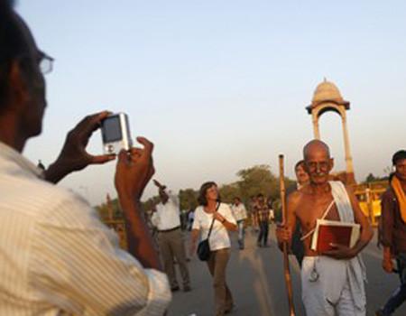 Un indian s-a transformat într-un Mahatma Gandhi al zilelor noastre 182755