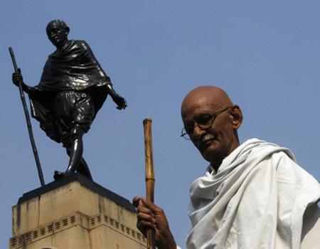 Un indian s-a transformat într-un Mahatma Gandhi al zilelor noastre 182756