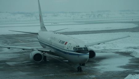 Zăpada şi temperaturile scăzute au provocat probleme pe Aeroportul Otopeni. Mai multe curse au avut întârzieri