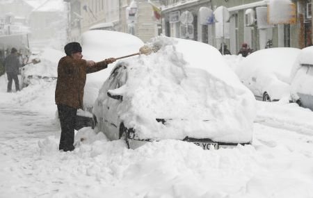 Zeci de români, blocaţi în Ungaria din cauza ninsorilor abundente