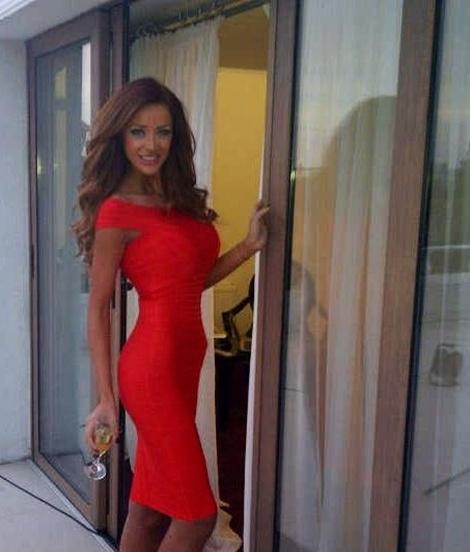 Bomba sexy din Anglia care seamănă leit cu o vedetă din România. Vei fi uimit când îi vei afla meseria 182882