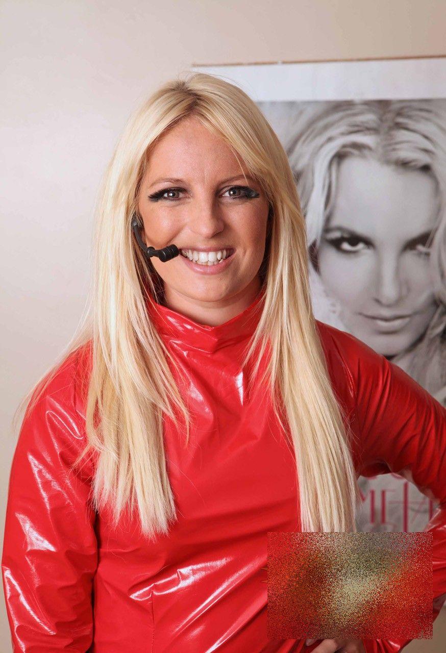 Când iese pe stradă, această tânără frumoasă este urmărită de zeci de oameni. Viaţa ei s-a schimbat radical când şi-a dat seama de asta 182805