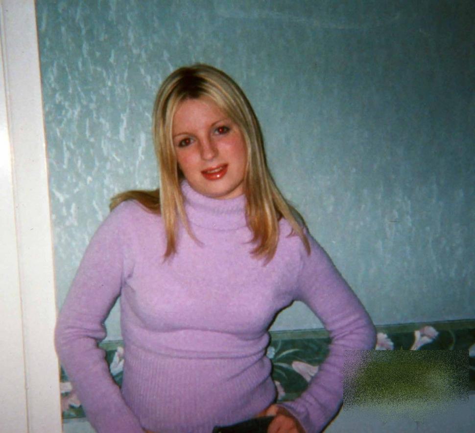 Când iese pe stradă, această tânără frumoasă este urmărită de zeci de oameni. Viaţa ei s-a schimbat radical când şi-a dat seama de asta 182811