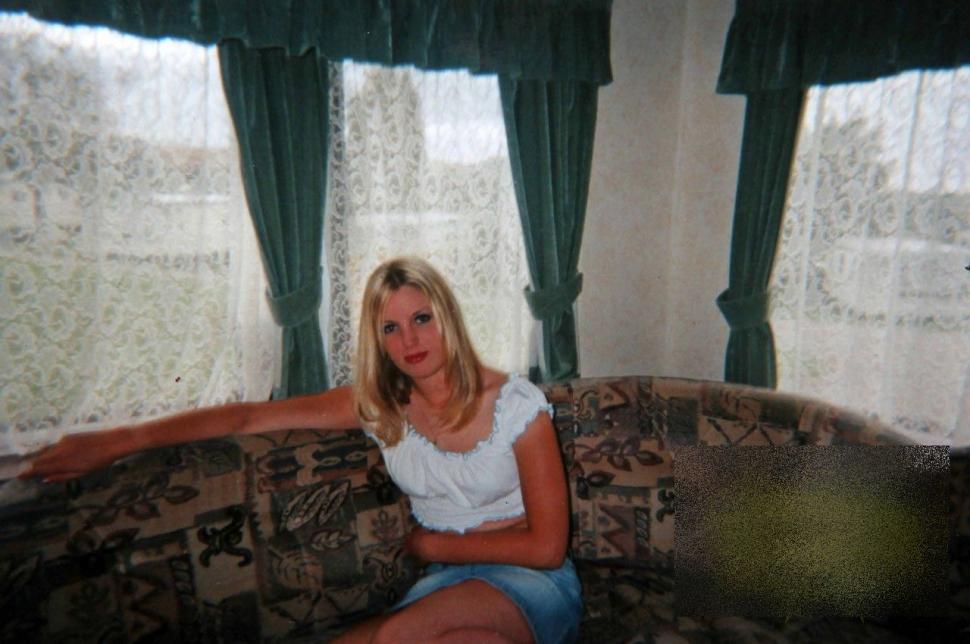 Când iese pe stradă, această tânără frumoasă este urmărită de zeci de oameni. Viaţa ei s-a schimbat radical când şi-a dat seama de asta 182812