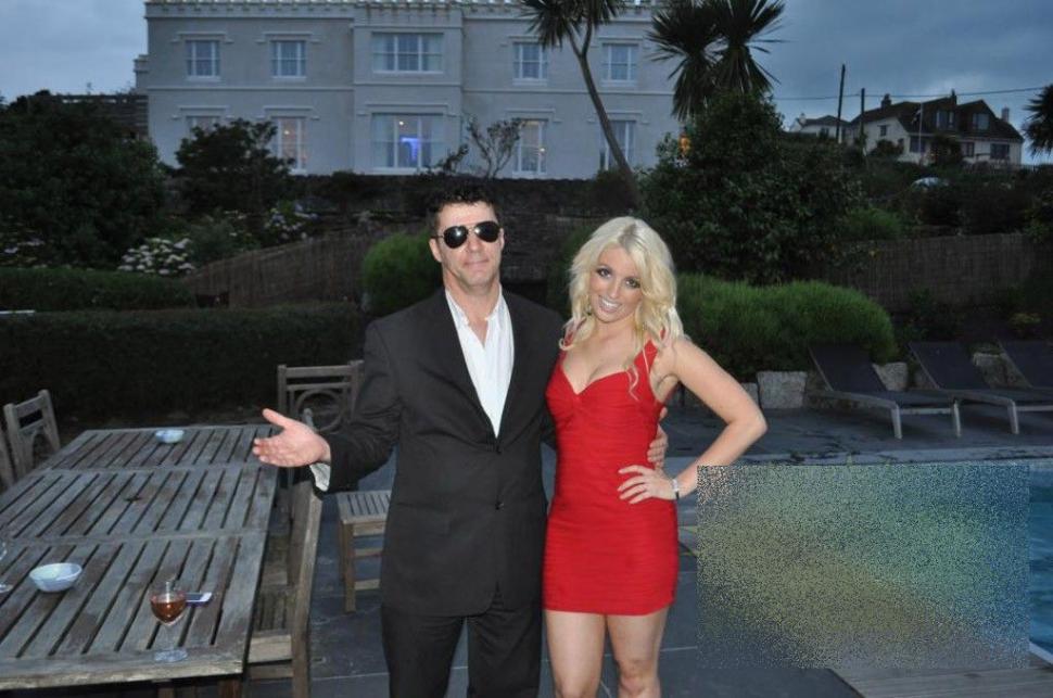 Când iese pe stradă, această tânără frumoasă este urmărită de zeci de oameni. Viaţa ei s-a schimbat radical când şi-a dat seama de asta 182815