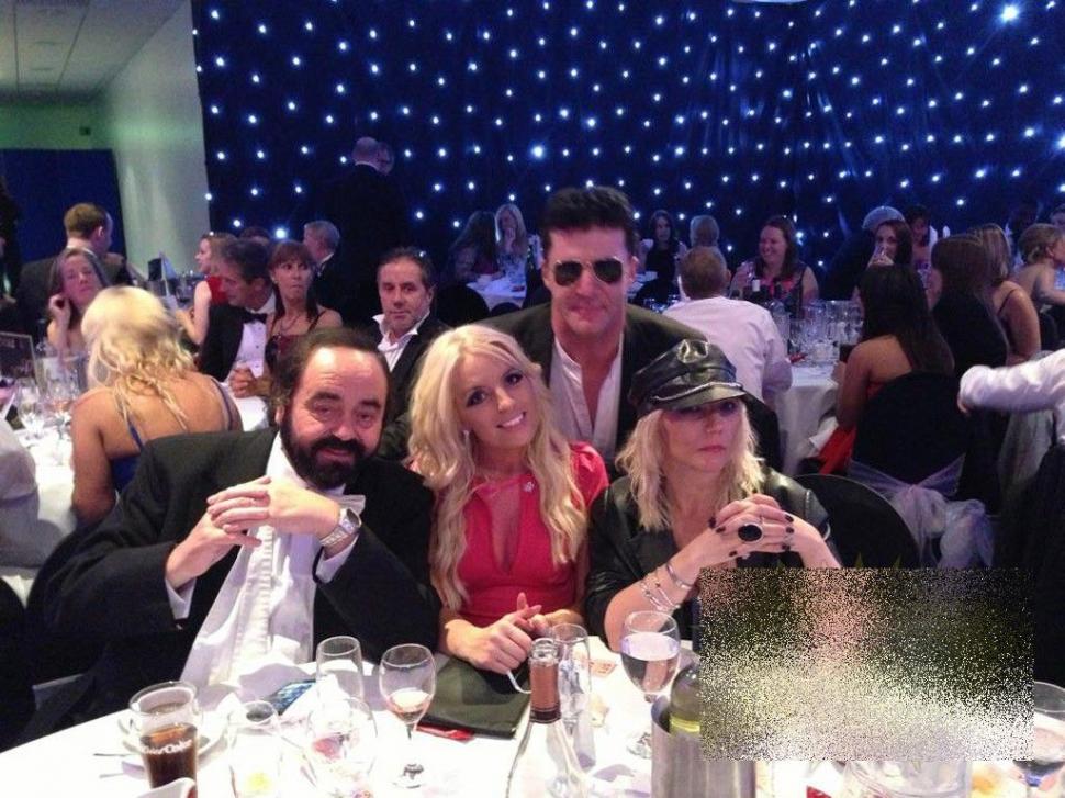 Când iese pe stradă, această tânără frumoasă este urmărită de zeci de oameni. Viaţa ei s-a schimbat radical când şi-a dat seama de asta 182816