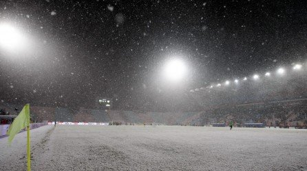 Fotbalul românesc a îngheţat la prima ninsoare. Meciurile din Cupă şi campionat, amânate pentru 2013