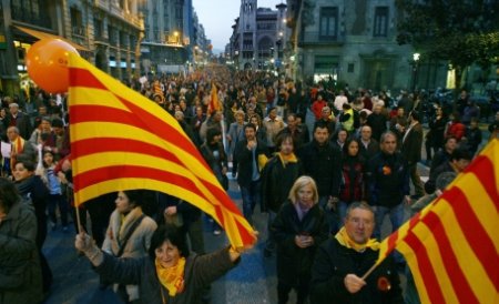 Mii de catalani au ieşit în stradă pentru apărarea limbii proprii