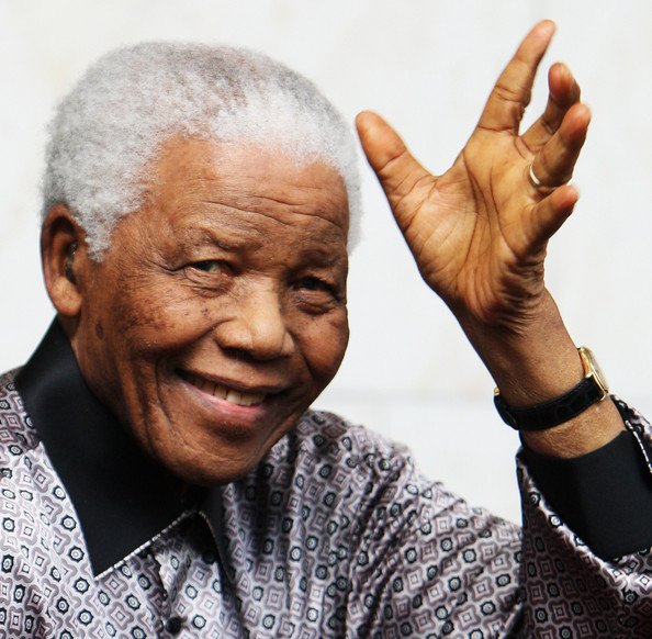 Nelson Mandela suferă de o infecţie la plămâni