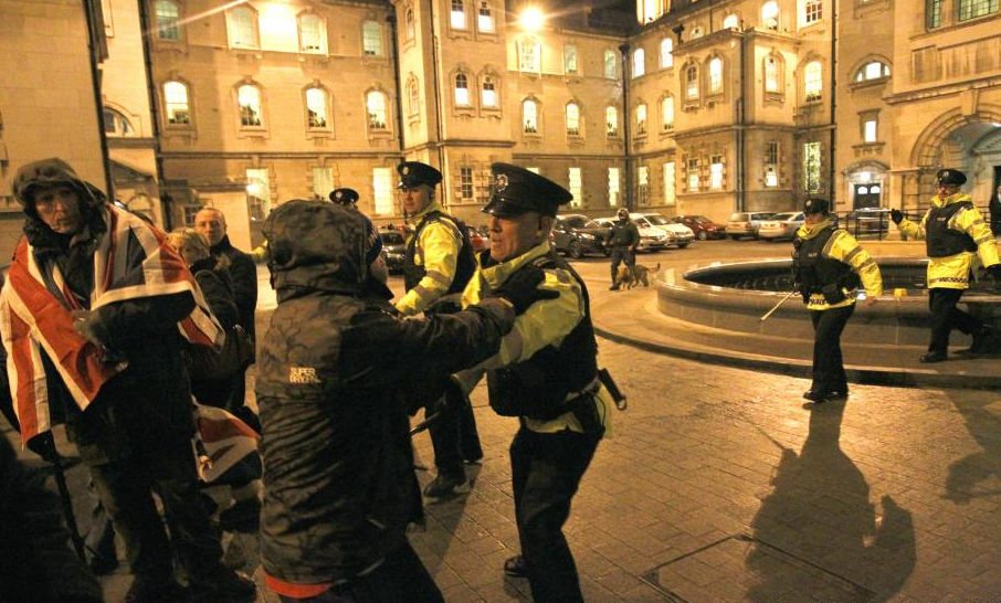 Violenţe la Belfast, în timpul unui protest faţă de o decizie a municipalităţii privind drapelul britanic