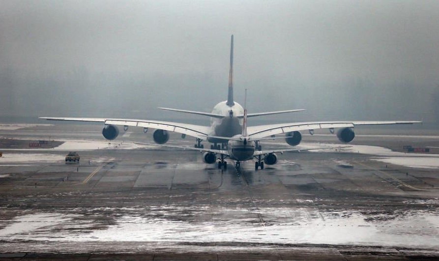 Întârzieri pe aeroporturi şi în gări din cauza ninsorii abundente şi a vântului puternic