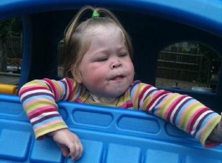 A păşit cu stângul în viaţă. Boala nu o lăsa să respire, să mănânce şi să zâmbească 183237