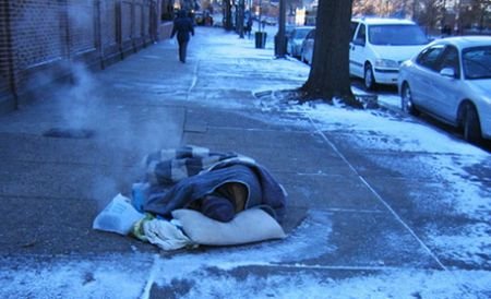 Victime sigure ale gerului. Autorităţile au început să strângă persoanele fără adăpost de pe străzi