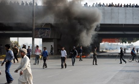 Aeroport pakistanez, ţinta unui atac cu rachetă. Două persoane au murit şi alte 22 au fost rănite