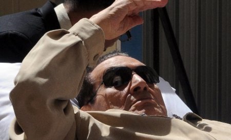 Hosni Mubarak s-a rănit la cap după ce a alunecat în cabina de duş a închisorii