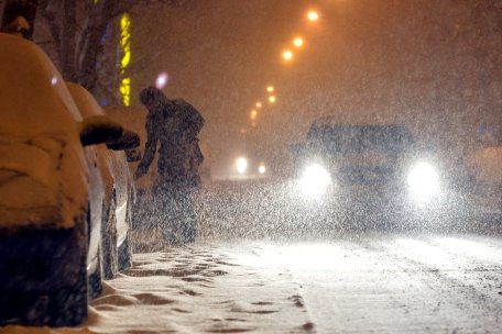 Peste 1.000 de angajaţi ai MAPN şi MAI se luptă cu viscolul şi zăpada din ţară. 12 drumuri naţionale sunt blocate