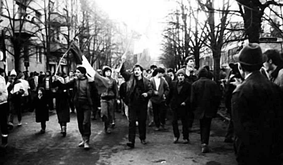 17 decembrie 1989, ziua pe care nu avem voie să o uităm. Mii de oameni ieşeau în stradă la Timişoara. &quot;Jos Ceauşescu! Jos comunismul!&quot; 