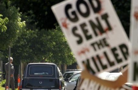 Anonymous a atacat un grup religios care dă vina pe homosexuali pentru tragedia din Newtown