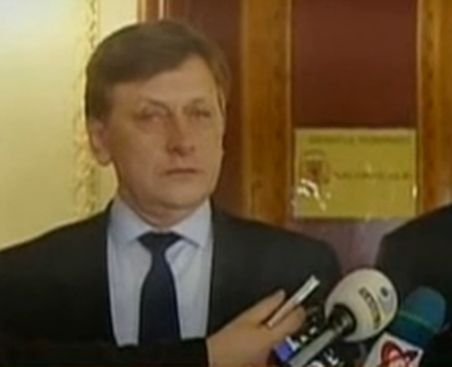 Antonescu: Faptul că PNL s-a pronunţat ferm împotriva participării UDMR la guvernare nu este decât politic
