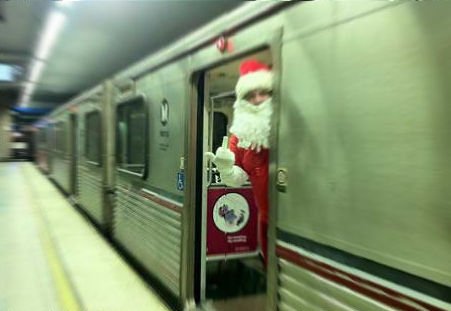 Cei mici, aşteptaţi de Moş Crăciun, clovni şi colindători, duminică, într-un metrou rezervat copiilor