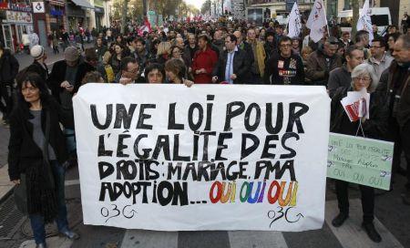 Mii de oameni au manifestat pe străzile Parisului pentru legalizarea căsătoriilor între persoanele de acelaşi sex