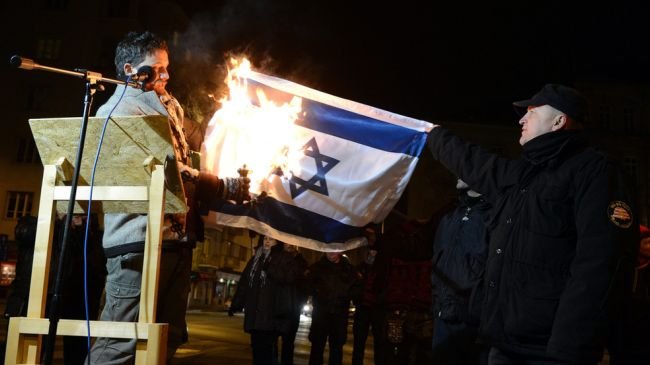 Un parlamentar maghiar a fost reţinut după ce a dat foc unui steag al Israelului