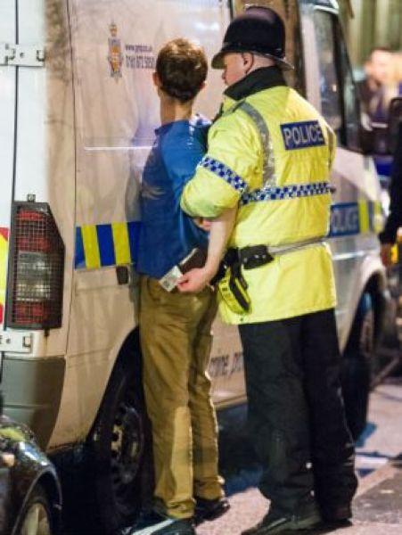 Aşa au ajuns să sărbătorească tinerii Naşterea Domnului. Imagini incredibile surprinse la ieşirea din cluburi 183868