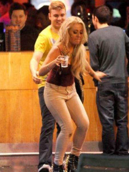 Aşa au ajuns să sărbătorească tinerii Naşterea Domnului. Imagini incredibile surprinse la ieşirea din cluburi 183869