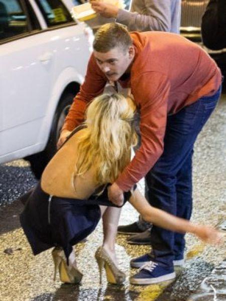 Aşa au ajuns să sărbătorească tinerii Naşterea Domnului. Imagini incredibile surprinse la ieşirea din cluburi 183870