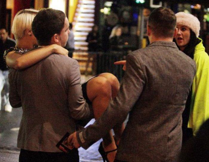 Aşa au ajuns să sărbătorească tinerii Naşterea Domnului. Imagini incredibile surprinse la ieşirea din cluburi 183871