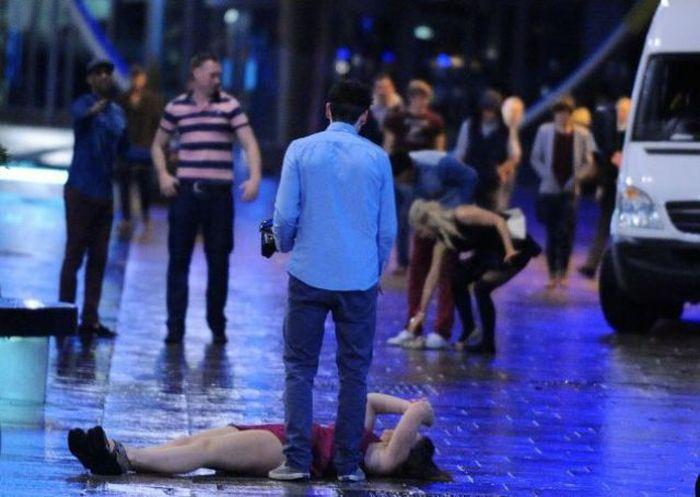 Aşa au ajuns să sărbătorească tinerii Naşterea Domnului. Imagini incredibile surprinse la ieşirea din cluburi 183872