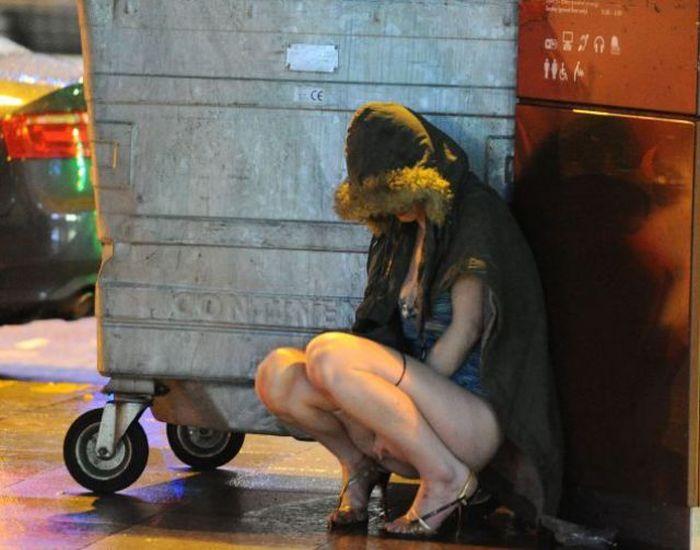 Aşa au ajuns să sărbătorească tinerii Naşterea Domnului. Imagini incredibile surprinse la ieşirea din cluburi 183875