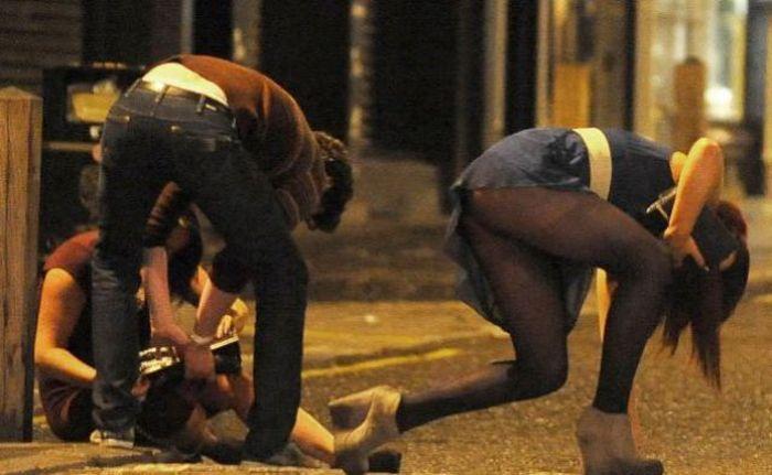 Aşa au ajuns să sărbătorească tinerii Naşterea Domnului. Imagini incredibile surprinse la ieşirea din cluburi 183876