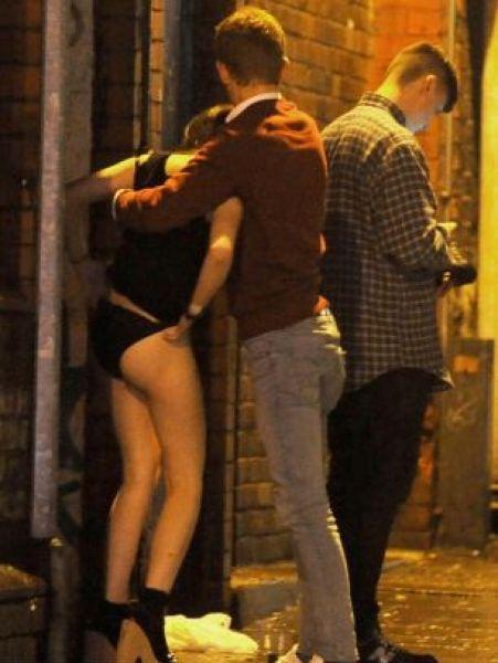 Aşa au ajuns să sărbătorească tinerii Naşterea Domnului. Imagini incredibile surprinse la ieşirea din cluburi 183877