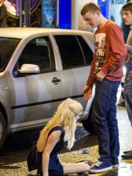 Aşa au ajuns să sărbătorească tinerii Naşterea Domnului. Imagini incredibile surprinse la ieşirea din cluburi 183878