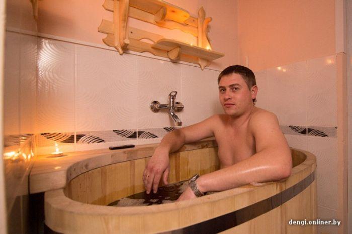 Ce le face femeia asta bărbaţilor care îi calcă pragul casei. A devenit o afacere foarte profitabilă 183957