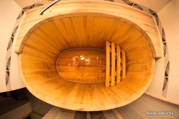 Ce le face femeia asta bărbaţilor care îi calcă pragul casei. A devenit o afacere foarte profitabilă 183960