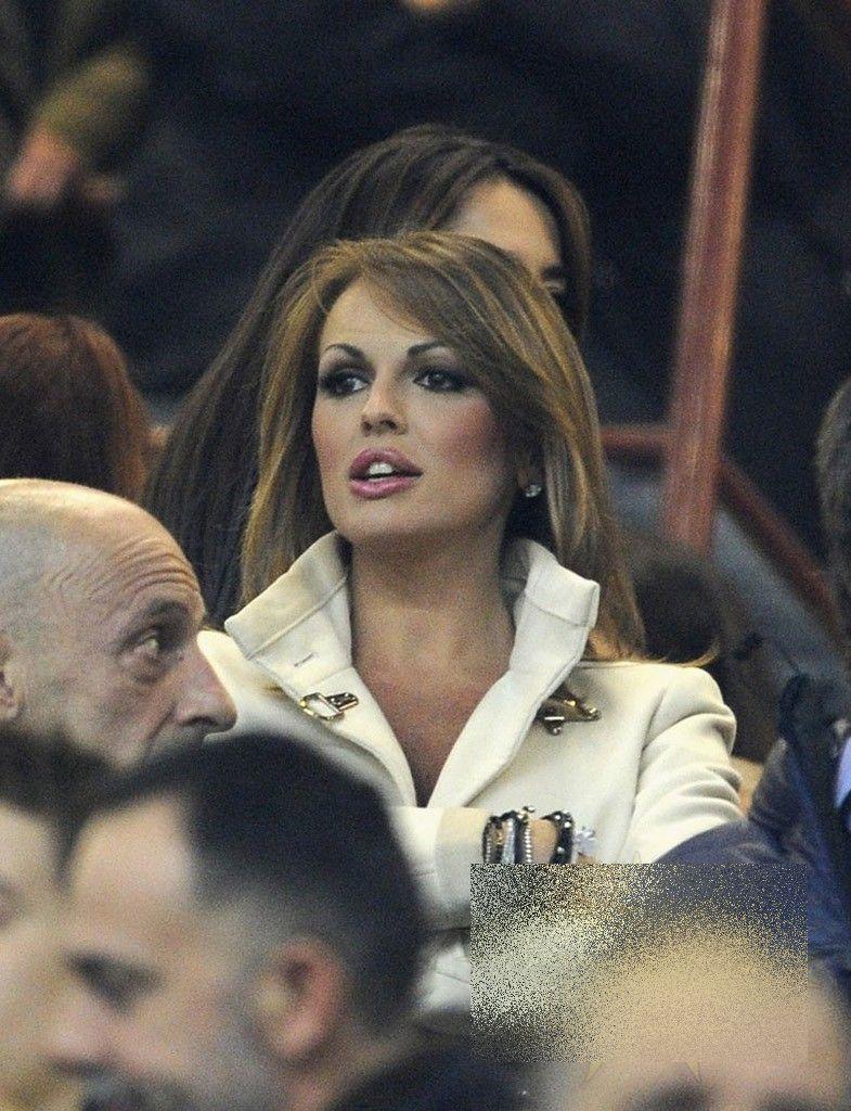 Ce-a făcut această femeie frumoasă în patul unuia din cei mai puternici oameni ai lumii. Acum îi va fi soţie 184083