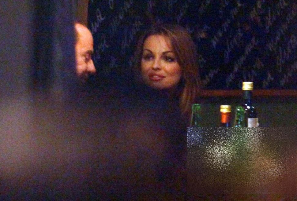 Ce-a făcut această femeie frumoasă în patul unuia din cei mai puternici oameni ai lumii. Acum îi va fi soţie 184088