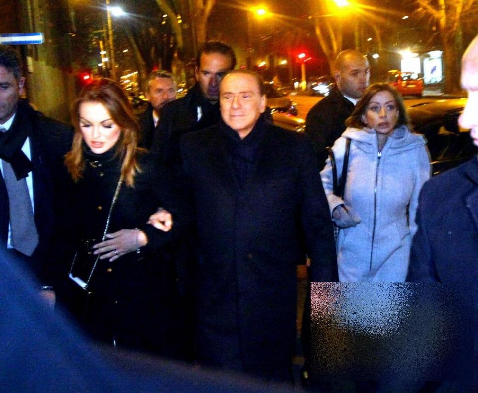 Ce-a făcut această femeie frumoasă în patul unuia din cei mai puternici oameni ai lumii. Acum îi va fi soţie 184089