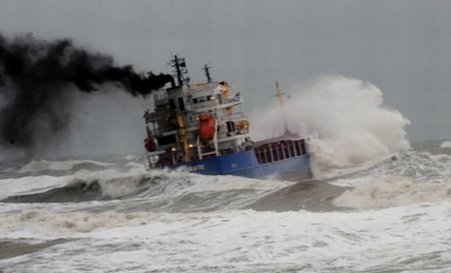 Furtuna pune stăpânire pe Constanţa. Toate porturile maritime sunt închise