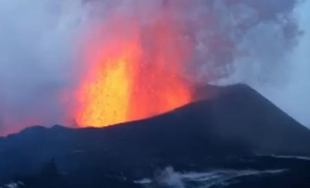 Imagini spectaculoase. Un vulcan din Rusia a erupt