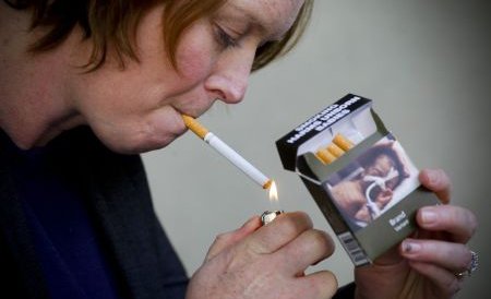 Reguli mai aspre pentru fumători: Ţigările cu arome vor fi interzise, iar pe ambalaje vor fi avertismente de mari dimensiuni