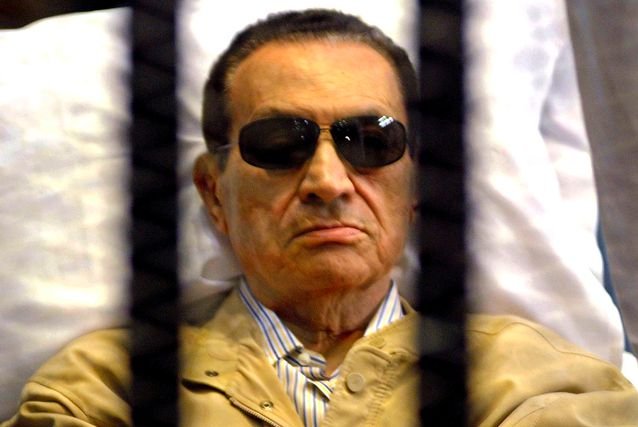 Hosni Mubarak a fost spitalizat după ce a căzut în duşurile din penitenciar