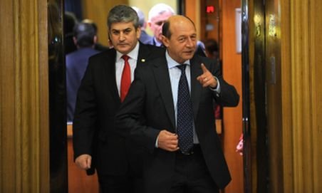 Cu ce miniştri nu a dat mâna Băsescu la depunerea jurământului cabinetului Ponta II