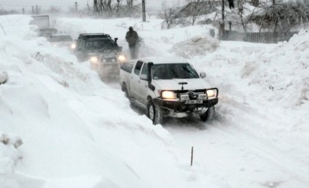 Guvern: 12 sate rămân izolate în Botoşani din cauza zăpezii, iar 18 drumuri judeţene sunt blocate în mai multe regiuni