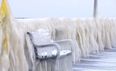 Sculpturi în gheaţă la malul Mării Negre. Pasarela din Mamaia a ajuns un pod de gheaţă