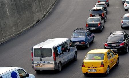 Accident rutier în care au fost implicate patru maşini a blocat circulaţia între Piteşti şi Slatina