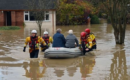 Marea Britanie se confruntă cu cele mai grave inundaţii din istorie. Oamenii îşi părăsesc locuinţele, iar ploile continuă